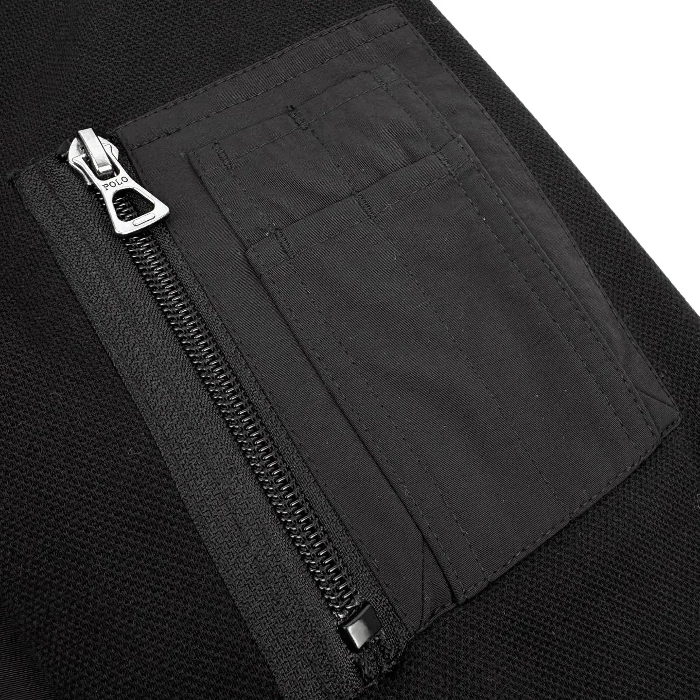 P500 [Exclusive supply] Ralph Lauren Pony Embroidered Baseball Collar Jacket. The original version was purchased and developed for RMB 3,119. The fabric is made of customized cloud-like double-sided velvet. It has excellent texture and is comfortable and close to the skin. The matte obsidian black on the front exudes an innate sense of luxury. The micro-velvet touch on the back hides the temperature. The layers of black appear naturally. The front groove is quilted with military-grade wiring to outline the three-dimensional frame. The exquisite pony logo embellishes the chest. Low-key and powerful. The hidden pocket on the left sleeve is hidden in the shape. The collar and chain linkage layering design. Effortlessly advanced. The golden ratio of lightness and warmth. Warm but not heavy. Heavy but not stiff. Use imported machine embroidery technology. Use advanced computer control system and precision mechanical components to realize the iconic pony embroidery operation. High precision. The lines are smooth and delicate. Needle and shuttle stitching technology can make full use of the respective advantages of knitted fabrics and woven fabrics by choosing the appropriate sewing technology and stitches. It can ensure that the splicing parts are strong and beautiful. The template machine opens the bag with a preset template to guide the position, shape and size of the bag opening. The accuracy ensures the quality of the bag opening effect. Size:S-M-L-XL